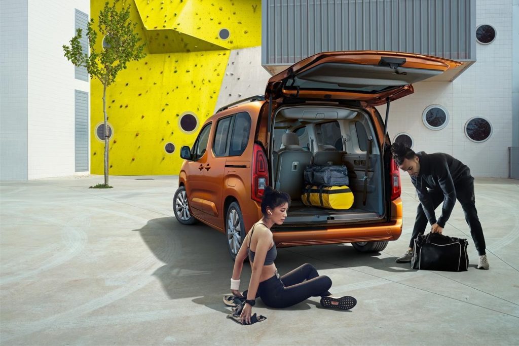 Nuevo Opel Combo-e Life con el portón trasero abierto